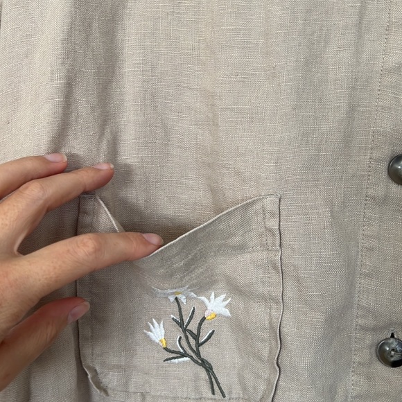 Vintage button down with embroidered flowers - Picture 3 of 6